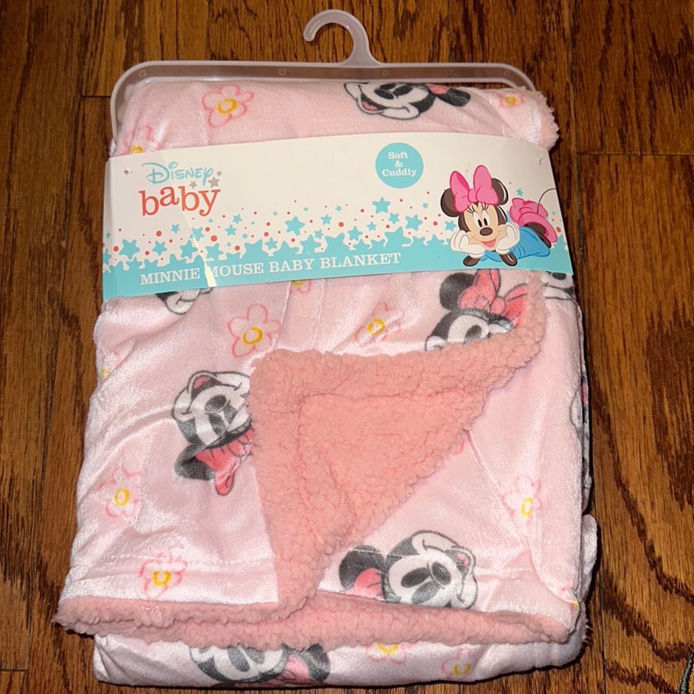 Minnie Mouse baby blanket, soft pink, never used, cuddly, thick lightweight